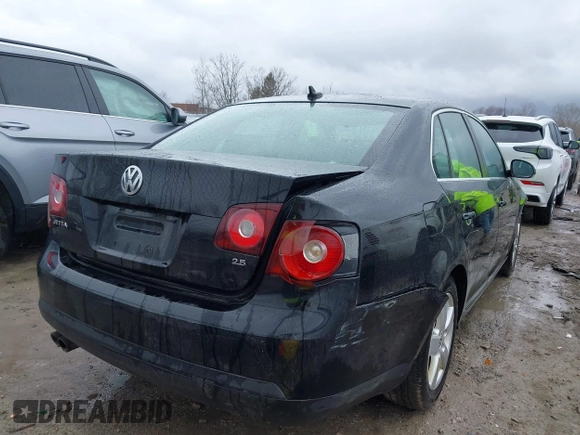 2009 Volkswagen Jetta Sedan SE with VIN 3VWRM71K39M061922, listed as a IAAI auction lot 41833902 with 207,905 mi miles. Bid and sale history available at carsss.com. Image 4.