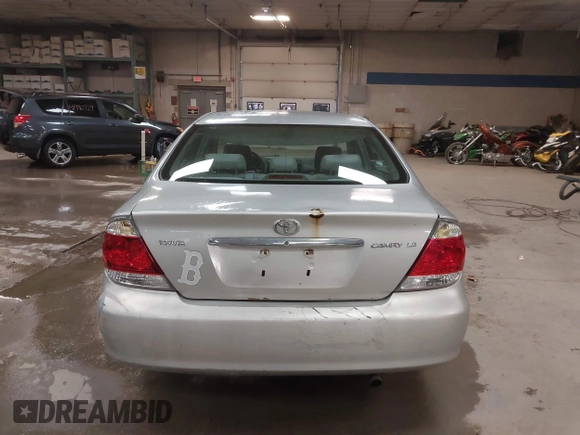 2005 Toyota Camry STD z VIN 4T1BE32K65U400652, wystawiony jako IAAI lot #41986431 z przebiegiem 218 412 mil mil oraz . Historia ofert i sprzedaży dostępna na DreamBid. Obrazek 16.