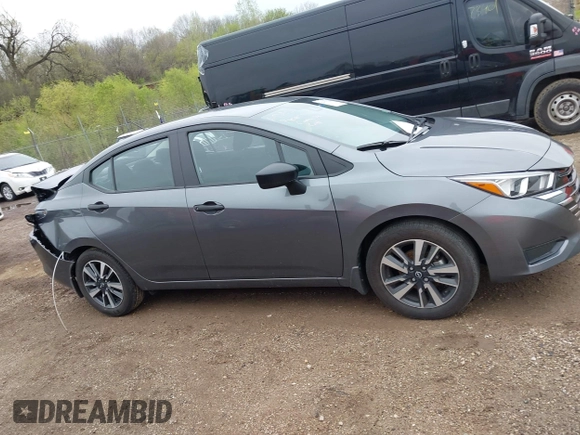 2024 Nissan Versa S с VIN 3N1CN8DVXRL895275, выставлен на аукционе IAAI как лот 42161114 с пробегом 16 140 миль миль и . История ставок и продаж доступна на DreamBid. Изображение 12.