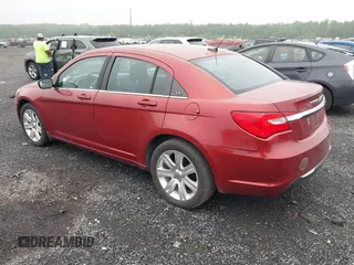 2012 Chrysler 200 Touring z VIN 1C3CCBBG4CN199415, wystawiony jako IAAI lot #42527357 z przebiegiem 124 811 mil mil oraz . Historia ofert i sprzedaży dostępna na DreamBid. Obrazek 3.