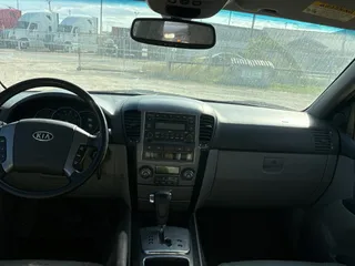 2007 Kia Sorento LX z VIN KNDJD736275693488, wystawiony jako Copart lot #86608024 z przebiegiem 234 513 mil mil oraz Czysty tytuł • Clean title. Historia ofert i sprzedaży dostępna na DreamBid. Obrazek 9.