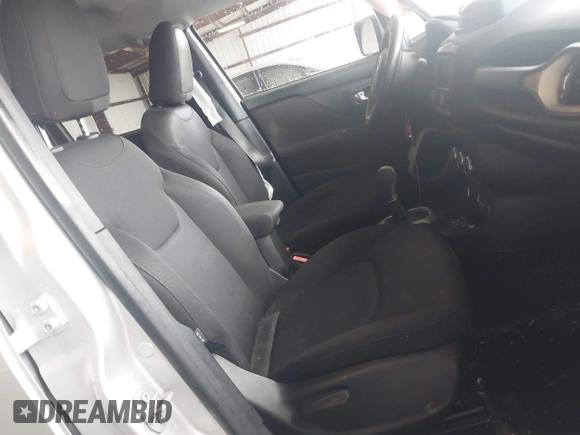 2017 Jeep Renegade Altitude z VIN ZACCJBBB3HPE49084, wystawiony jako IAAI lot #42247035 z przebiegiem 167 421 mil mil oraz . Historia ofert i sprzedaży dostępna na DreamBid. Obrazek 5.
