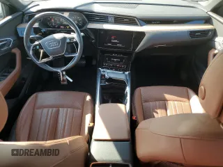 2024 Audi Q8 e-tron Premium Plus z VIN WA15AAGE6RB025796, wystawiony jako Copart lot #54271535 z przebiegiem 29 045 mil mil oraz Szkoda całkowita • Salvage title. Historia ofert i sprzedaży dostępna na DreamBid. Obrazek 8.