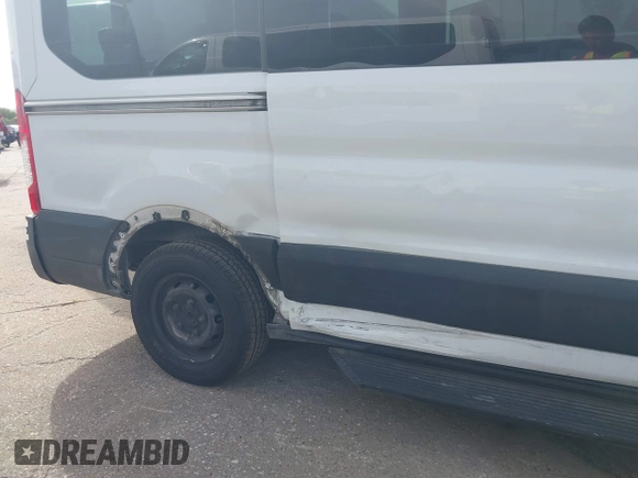 2018 Ford Transit Passenger XL z VIN 1FMZK1CM1JKA17249, wystawiony jako IAAI lot #42143530 z przebiegiem 218 425 mil mil oraz . Historia ofert i sprzedaży dostępna na DreamBid. Obrazek 6.