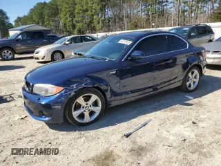 2013 BMW 1 Series 128i z VIN WBAUP9C58DVS94598, wystawiony jako Copart lot #49297605 z przebiegiem 108 893 mil mil oraz Szkoda całkowita • Salvage title. Historia ofert i sprzedaży dostępna na DreamBid. Obrazek 1.