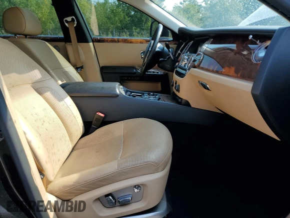 2010 Rolls-Royce Ghost z VIN SCA664S54AUX49006, wystawiony jako Copart lot #71230504 z przebiegiem Nie podano mil oraz Tytuł czysty. Historia ofert i sprzedaży dostępna na DreamBid. Obrazek 5.