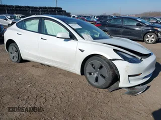 2022 Tesla Model 3 Long Range z VIN 5YJ3E1EB4NF250056, wystawiony jako IAAI lot #41656997 z przebiegiem 72 136 mil mil oraz . Historia ofert i sprzedaży dostępna na DreamBid. Obrazek 1.