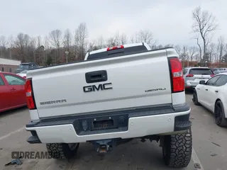 2018 GMC Sierra 2500HD Denali z VIN 1GT12UEY3JF229968, wystawiony jako IAAI lot #41679262 z przebiegiem 126 946 mil mil oraz . Historia ofert i sprzedaży dostępna na DreamBid. Obrazek 16.