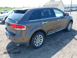 2011 Lincoln MKX z VIN 2LMDJ8JK7BBJ01678, wystawiony jako IAAI lot #42361211 z przebiegiem 131 537 mil mil oraz . Historia ofert i sprzedaży dostępna na DreamBid. Obrazek 4.