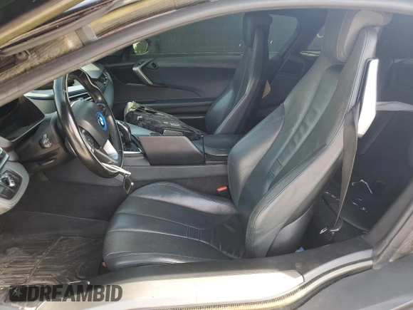 2016 BMW i8 z VIN WBY2Z2C58GV675009, wystawiony jako Copart lot #53946225 z przebiegiem 111 051 mil mil oraz Szkody całkowita. Historia ofert i sprzedaży dostępna na DreamBid. Obrazek 7.
