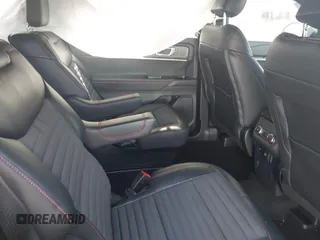 2025 Ford Explorer ST-Line z VIN 1FMUK8KH7SGA60005, wystawiony jako IAAI lot #42098791 z przebiegiem 1 830 mil mil oraz . Historia ofert i sprzedaży dostępna na DreamBid. Obrazek 8.