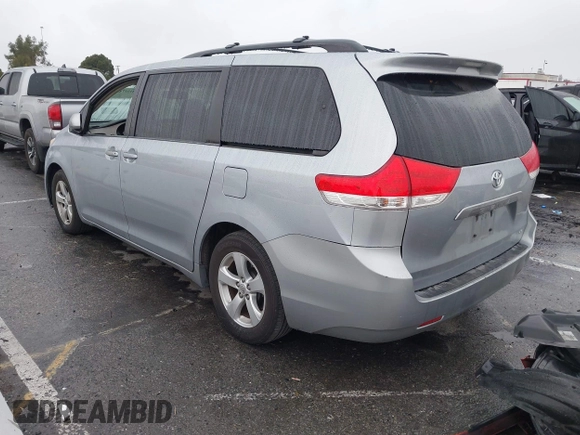 2014 Toyota Sienna LE AAS z VIN 5TDKK3DC1ES488954, wystawiony jako IAAI lot #41557423 z przebiegiem 144 031 mil mil oraz . Historia ofert i sprzedaży dostępna na DreamBid. Obrazek 3.