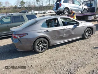 2023 Toyota Camry SE z VIN 4T1G11BK6PU096991, wystawiony jako IAAI lot #42062219 z przebiegiem 82 824 mil mil oraz . Historia ofert i sprzedaży dostępna na DreamBid. Obrazek 4.