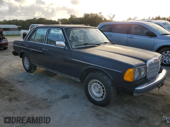 1983 Mercedes-Benz 300 D z VIN WDBAB33A8DB025998, wystawiony jako Copart lot #79548214 z przebiegiem 232 276 mil mil oraz Czysty tytuł • Clean title. Historia ofert i sprzedaży dostępna na DreamBid. Obrazek 4.