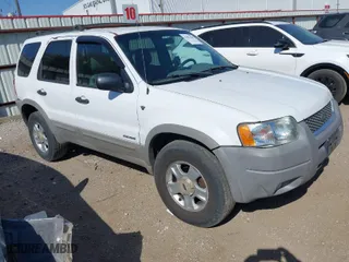 2002 Ford Escape XLT Choice with VIN 1FMYU03122KD33637, listed as a IAAI auction lot 41862269 with 275,583 mi miles. Bid and sale history available at carsss.com. Image 1.