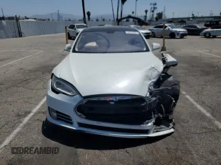 2013 Tesla Model S Performance с VIN 5YJSA1DP3DFP10567, выставлен на аукционе Copart как лот 58352955 с пробегом 128 438 миль миль и Списание • Salvage title. История ставок и продаж доступна на DreamBid. Изображение 5.