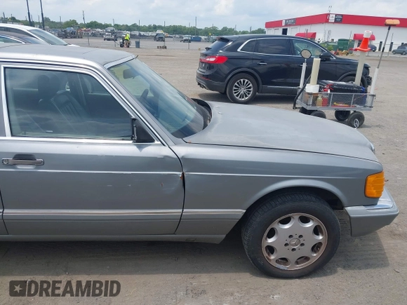 1987 Mercedes-Benz 300 SDL z VIN WDBCB25D6HA329689, wystawiony jako IAAI lot #42438703 z przebiegiem 237 677 mil mil oraz . Historia ofert i sprzedaży dostępna na DreamBid. Obrazek 12.