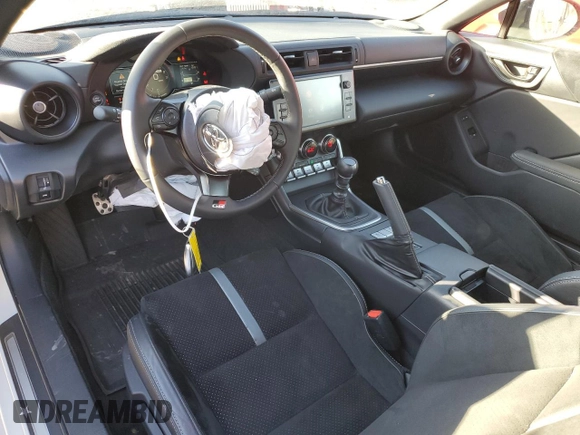 2023 Toyota 86 Premium z VIN JF1ZNBE15P9761124, wystawiony jako Copart lot #56549525 z przebiegiem 10 794 mil mil oraz Szkoda całkowita • Salvage title. Historia ofert i sprzedaży dostępna na DreamBid. Obrazek 8.