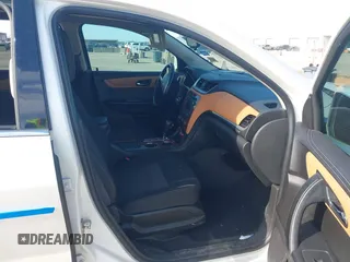 2013 Chevrolet Traverse LT z VIN 1GNKRGKD8DJ130025, wystawiony jako IAAI lot #41696382 z przebiegiem 161 382 mil mil oraz . Historia ofert i sprzedaży dostępna na DreamBid. Obrazek 5.