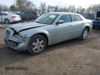 2006 Chrysler 300 C with VIN 2C3LK63H56H423161, listed as a IAAI auction lot 41947286 with 227,092 mi miles and . Bid and sale history available at carsss.com. Image 17.