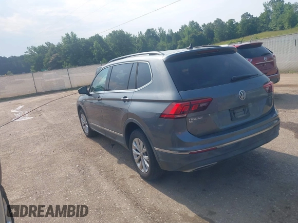 2018 Volkswagen Tiguan SEL z VIN 3VV3B7AX1JM045203, wystawiony jako IAAI lot #42572229 z przebiegiem 104 873 mil mil oraz . Historia ofert i sprzedaży dostępna na DreamBid. Obrazek 3.