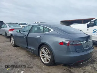 2013 Tesla Model S с VIN 5YJSA1CN4DFP26552, выставлен на аукционе IAAI как лот 42370183 с пробегом Не указан миль и . История ставок и продаж доступна на DreamBid. Изображение 3.