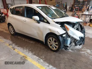 2015 Nissan Note S z VIN 3N1CE2CP6FL396680, wystawiony jako IAAI lot #42213516 z przebiegiem 117 021 mil mil oraz . Historia ofert i sprzedaży dostępna na DreamBid. Obrazek 1.