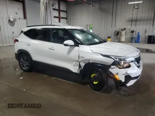 2021 Kia Seltos S z VIN KNDEUCAAXM7169264, wystawiony jako Copart lot #57122775 z przebiegiem 100 187 mil mil oraz Szkody całkowita. Historia ofert i sprzedaży dostępna na DreamBid. Obrazek 4.