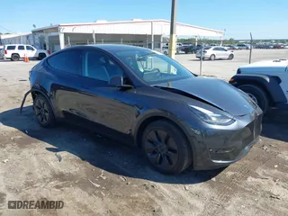 2025 Tesla Model Y Long Range with VIN 7SAYGDEE9SF298193, listed as a IAAI auction lot 41773376 with 403 mi miles. Bid and sale history available at carsss.com. Image 1.