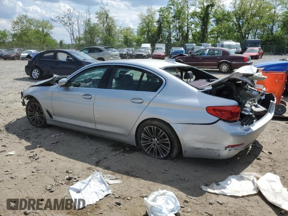 2020 BMW 5 Series 530i z VIN WBAJR3C06LWW60422, wystawiony jako Copart lot #55393945 z przebiegiem Nie podano mil oraz Tytuł czysty. Historia ofert i sprzedaży dostępna na DreamBid. Obrazek 2.