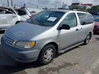 2001 Toyota Sienna LE with VIN 4T3ZF13C21U352205, listed as a IAAI auction lot 41904160 with 185,293 mi miles. Bid and sale history available at carsss.com. Image 2.