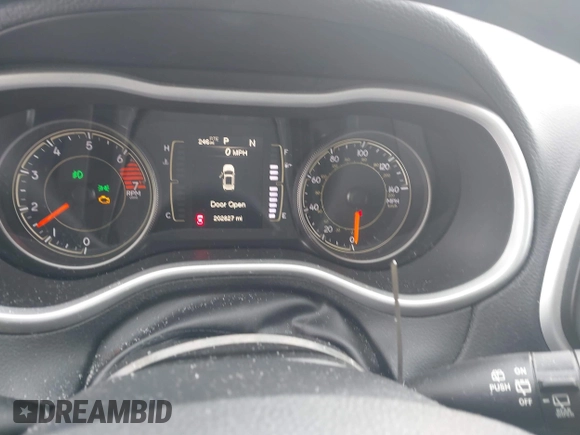 2018 Jeep Cherokee Latitude Plus z VIN 1C4PJMLB1JD530195, wystawiony jako IAAI lot #41629474 z przebiegiem 202 827 mil mil oraz . Historia ofert i sprzedaży dostępna na DreamBid. Obrazek 7.