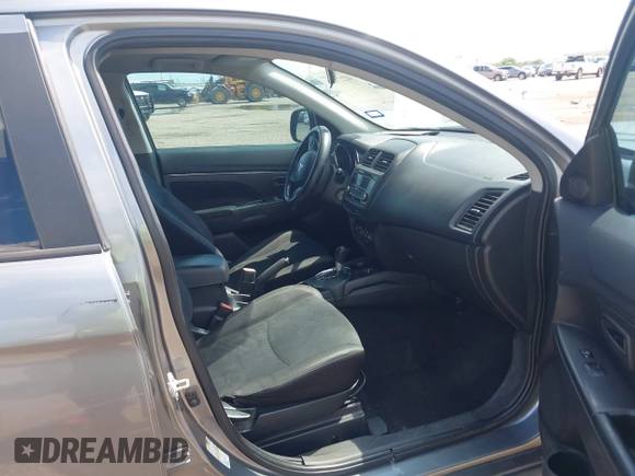 2015 Mitsubishi Outlander ES z VIN 4A4AP3AUXFE026547, wystawiony jako IAAI lot #42223662 z przebiegiem 155 990 mil mil oraz . Historia ofert i sprzedaży dostępna na DreamBid. Obrazek 5.