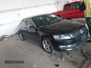 2015 Volkswagen Passat Limited Edition Edition z VIN 1VWAT7A36FC103702, wystawiony jako IAAI lot #42333507 z przebiegiem 174 729 mil mil oraz . Historia ofert i sprzedaży dostępna na DreamBid. Obrazek 1.