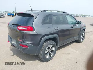 2016 Jeep Cherokee Trailhawk z VIN 1C4PJMBS1GW323434, wystawiony jako IAAI lot #42485364 z przebiegiem 130 351 mil mil oraz . Historia ofert i sprzedaży dostępna na DreamBid. Obrazek 4.