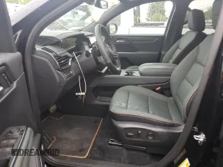 2024 GMC Acadia AWD AT4 z VIN 1GKENPKS8RJ231092, wystawiony jako Copart lot #55136345 z przebiegiem 3800 mil mil oraz Szkody całkowita. Historia ofert i sprzedaży dostępna na DreamBid. Obrazek 7.