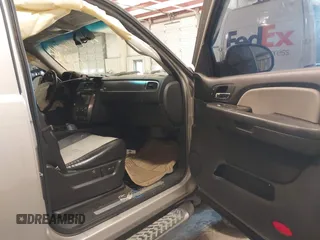 2007 Chevrolet Suburban LTZ z VIN 3GNFC16057G264519, wystawiony jako IAAI lot #41641397 z przebiegiem 235 431 mil mil oraz . Historia ofert i sprzedaży dostępna na DreamBid. Obrazek 5.