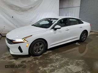 2023 Kia K5 LXS z VIN 5XXG14J28PG193753, wystawiony jako Copart lot #60619055 z przebiegiem 69 628 mil mil oraz Czysty tytuł • Clean title. Historia ofert i sprzedaży dostępna na DreamBid. Obrazek 1.