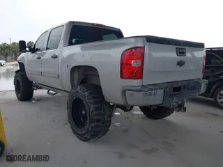 2010 Chevrolet Silverado 1500 LT with VIN 3GCRKSE30AG290298, listed as a IAAI auction lot 41657081 with 175,686 mi miles. Bid and sale history available at carsss.com. Image 3.