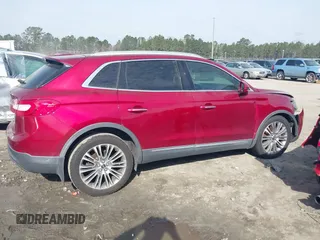 2016 Lincoln MKX Reserve z VIN 2LMTJ6LP5GBL67782, wystawiony jako IAAI lot #41773598 z przebiegiem 119 601 mil mil oraz . Historia ofert i sprzedaży dostępna na DreamBid. Obrazek 13.