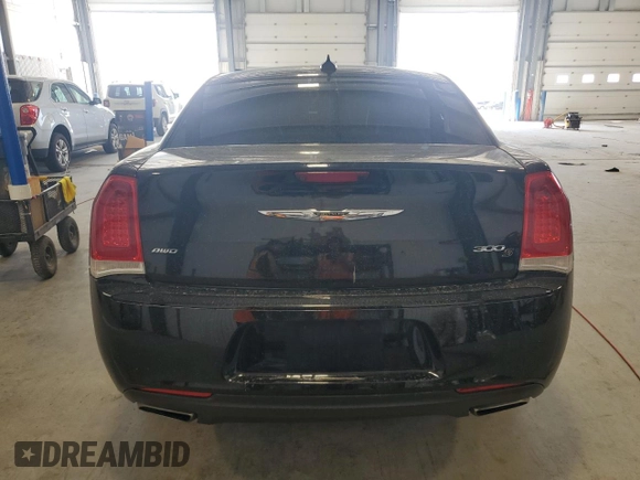 2018 Chrysler 300 S z VIN 2C3CCAGG7JH141811, wystawiony jako Copart lot #53568055 z przebiegiem 140 220 mil mil oraz Szkoda całkowita • Salvage title. Historia ofert i sprzedaży dostępna na DreamBid. Obrazek 6.