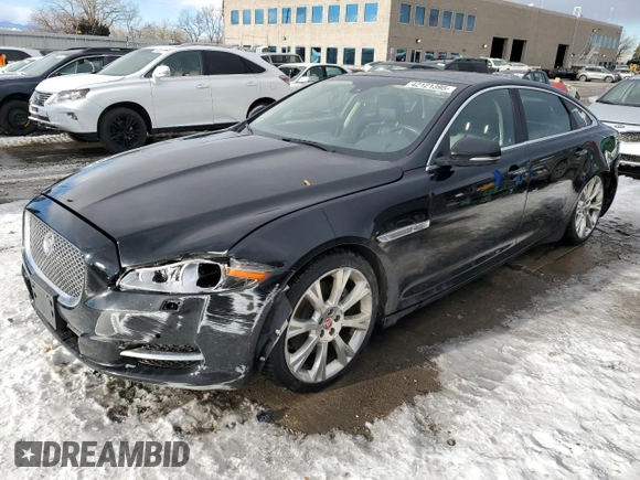 2015 Jaguar XJ Portfolio z VIN SAJWJ2GD4F8V79582, wystawiony jako Copart lot #42121395 z przebiegiem 65 017 mil mil oraz Szkoda całkowita • Salvage title. Historia ofert i sprzedaży dostępna na DreamBid. Obrazek 1.