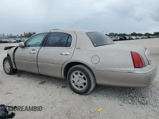 2000 Lincoln Town Car Signature с VIN 1LNHM82W1YY903645, выставлен на аукционе Copart как лот 55663175 с пробегом Не указан миль и Списание • Salvage title. История ставок и продаж доступна на DreamBid. Изображение 2.