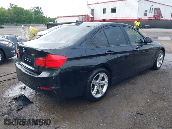 2013 BMW 3 Series 320i xDrive с VIN WBA3C3C55DF982704, выставлен на аукционе IAAI как лот 42129268 с пробегом 112 318 миль миль и . История ставок и продаж доступна на DreamBid. Изображение 4.