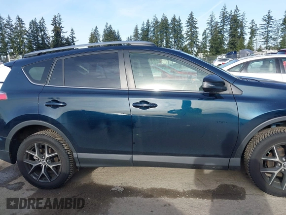 2017 Toyota RAV4 SE z VIN JTMJFREV7HJ709543, wystawiony jako IAAI lot #41355727 z przebiegiem 54 585 mil mil oraz . Historia ofert i sprzedaży dostępna na DreamBid. Obrazek 13.