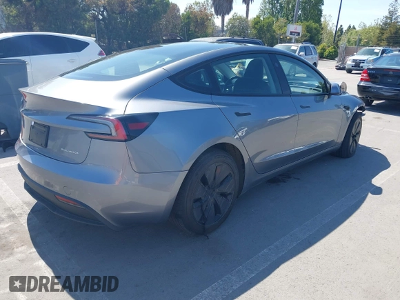 2025 Tesla Model 3 Long Range z VIN 5YJ3E1EB9SF873801, wystawiony jako IAAI lot #42141255 z przebiegiem 1612 mil mil oraz . Historia ofert i sprzedaży dostępna na DreamBid. Obrazek 4.