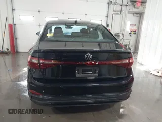 2025 Volkswagen Jetta Sport z VIN 3VWBX7BU2SM017442, wystawiony jako IAAI lot #41387314 z przebiegiem 1 498 mil mil oraz . Historia ofert i sprzedaży dostępna na DreamBid. Obrazek 17.