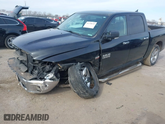 2018 Ram 1500 Lone Star Silver z VIN 1C6RR6LT6JS274001, wystawiony jako IAAI lot #41278610 z przebiegiem 131 991 mil mil oraz . Historia ofert i sprzedaży dostępna na DreamBid. Obrazek 17.