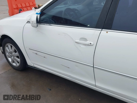 2003 Toyota Camry LE z VIN JTDBF30K530148403, wystawiony jako IAAI lot #41688346 z przebiegiem 299 143 mil mil oraz . Historia ofert i sprzedaży dostępna na DreamBid. Obrazek 17.