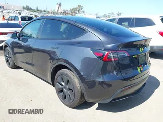 2024 Tesla Model Y z VIN 7SAYGDED4RF115252, wystawiony jako IAAI lot #42302658 z przebiegiem 7 365 mil mil oraz . Historia ofert i sprzedaży dostępna na DreamBid. Obrazek 3.